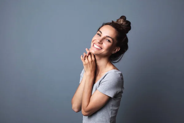 Beautiful Young Woman Gray Shirt Looking Cute Smile Camera While — Stock Photo, Image