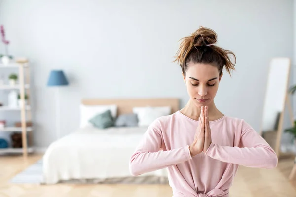 Ung Vacker Kvinna Bön Position Hemma Meditera Och Slappna — Stockfoto