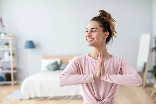 Ung Vacker Leende Kvinna Som Gör Yoga Motion Bön Position — Stockfoto