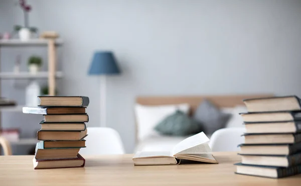 Otthon Tanulok Sok Könyv Van Asztalon — Stock Fotó