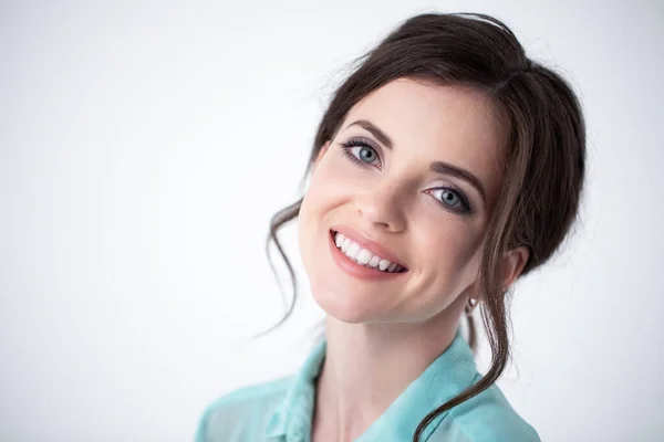 Retrato Cerca Una Hermosa Mujer Sonriente Sobre Fondo Blanco — Foto de Stock