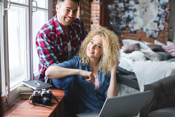 Evde dizüstü bilgisayarı olan genç çift, birlikteliğin tadını çıkarın..