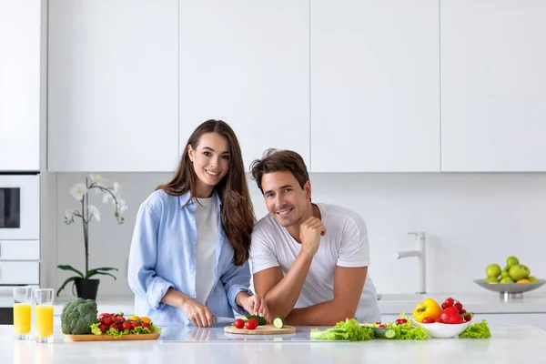 Couple Cooking Salad Fresh Vegetables Kitchen Happy Living Together — Stock Photo, Image