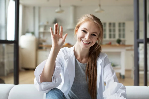 Sorrindo Jovem Blogueiro Influenciador Acenando Olhando Para Câmera Conversando Fazendo — Fotografia de Stock