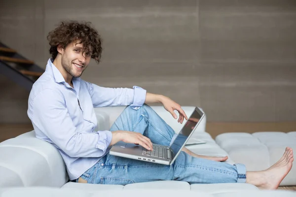 Freelancer Jovem Sorridente Sentado Sofá Trabalhando Laptop Casa Trabalho Remoto — Fotografia de Stock