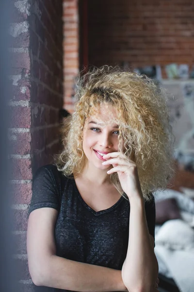 Close Portret Van Een Mooi Krullend Blondje Een Moderne Loft — Stockfoto