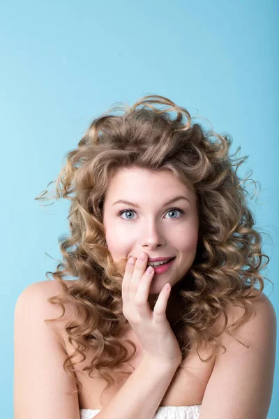 Emocionální Žena Kudrnatými Vlasy Úsměv Modrém Pozadí Ženský Pozitivní Studiový — Stock fotografie