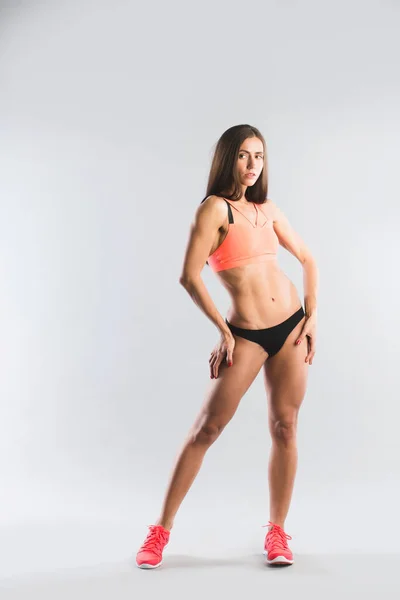 Gyönyörű Fitnessz Vékony Figura Sportruházatban Pózol Stúdióban Atlétikai Lány Teljesen — Stock Fotó