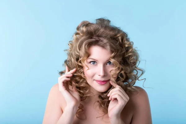 Jovem Mulher Bonita Com Cabelos Encaracolados Sorri Fundo Azul Retrato Fotografia De Stock