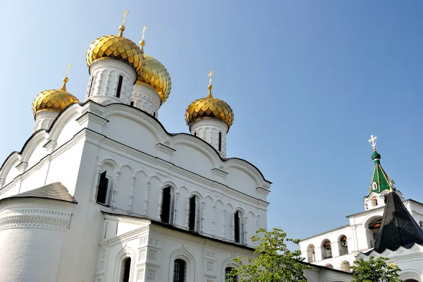 Anillo de oro de Rusia, Kostroma. Trinidad (Troitsky) Catedral y el campanario en Ipatievsky (Ipatiev) Monasterio de Kostroma — Foto de Stock
