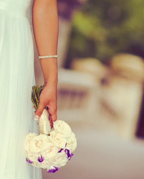 Sposa che tiene fiori — Foto Stock