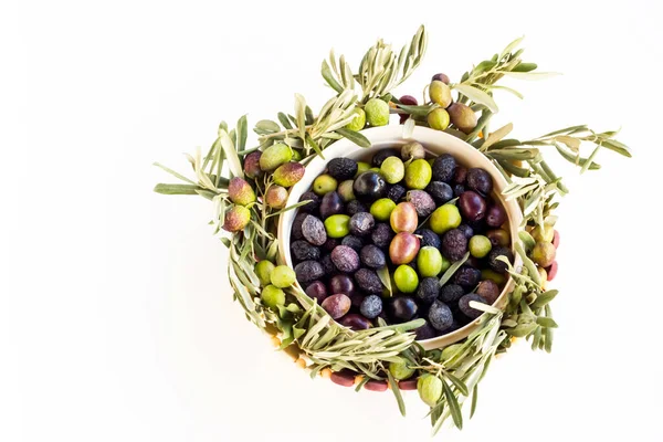 Nye Kornblandede Oliven Med Friske Grønne Olivenblader Hvite Boller Hvite – stockfoto