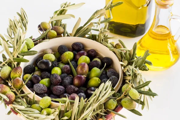 Nye Avlinger Blandede Oliven Friske Grønne Blader Kurv Hvit Bakgrunn – stockfoto