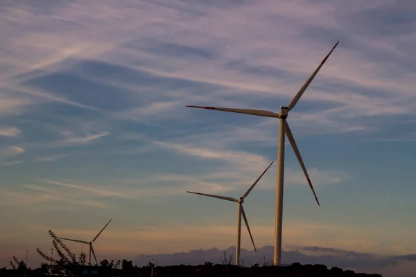 Ren Fornybar Energi Turbin Med Fargerik Himmel Ved Solnedgang – stockfoto