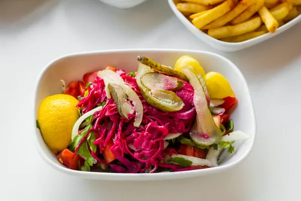 Insalata Tradizionale Barbabietole Turche Sul Tavolo Bianco — Foto Stock