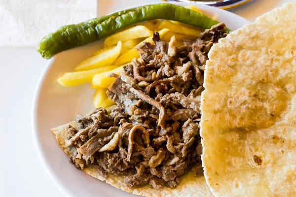 Carne Tradicional Turca Doner Kebab Rajado Con Pan Plano Plato — Foto de Stock