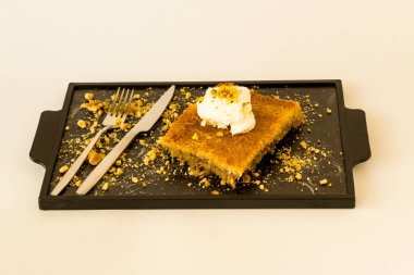 Geleneksel Türk Kadayif Pastası Ceviz ve Pıhtılaşmış Kremalı Tatlı