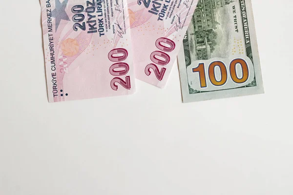 Fotokopi Alanı Beyaz Arka Planda Türk Parasıyla 100 Amerikan Doları — Stok fotoğraf