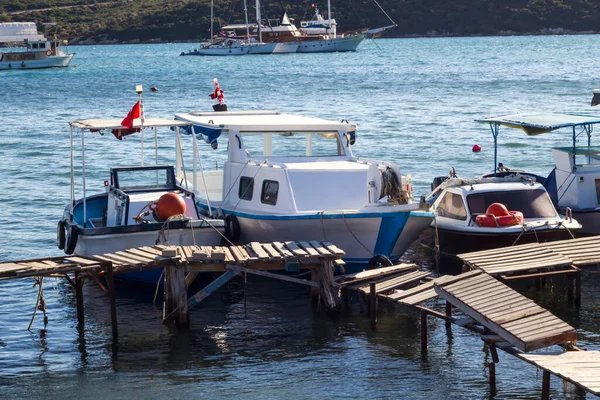 Łodzie Rybackie Tureckimi Flagami Zacumowane Drewnianym Pomoście Błękitnym Morzu — Zdjęcie stockowe