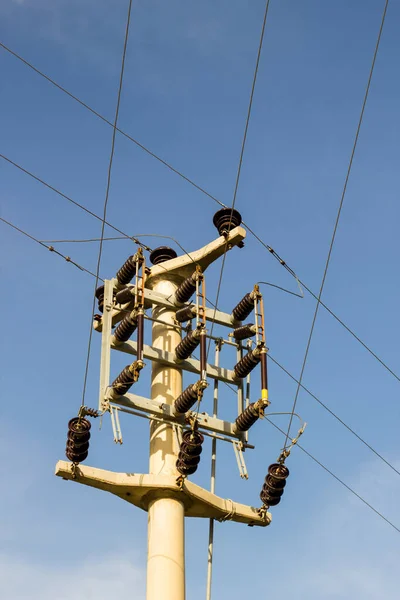 Elektrisk Påle Betong Med Stålkabler Blå Himmel Vertikalt Bilde – stockfoto