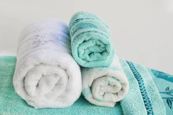 Rolled Się Wielobarwnej Kąpieli Ręczników Twarzy Białym Tle Miejsca Kopiowania — Zdjęcie stockowe