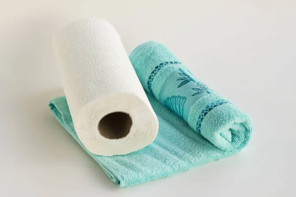 Czysty Ręcznik Twarz Kolorze Niebieskim Papierowym Ręcznikiem Białym Tle — Zdjęcie stockowe