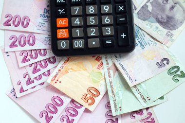 Siyah renk hesap makinesiyle beyaz yüzey üzerinde Türk Banknotları