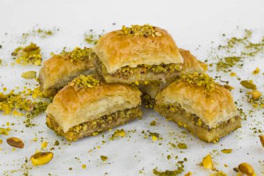 Geleneksel Türk Pastası Cam Masada Pistachio Dry Baklava Dilimleri