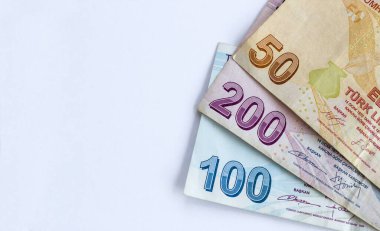 Kopya alanı olan beyaz yüzey üzerinde iki yüz elli Türk banknotu. Yarısı ve üst görünümü