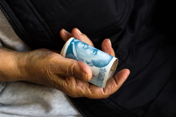 One Hundred Turkish Lira Rolled Hand Old Person — Stock Photo, Image