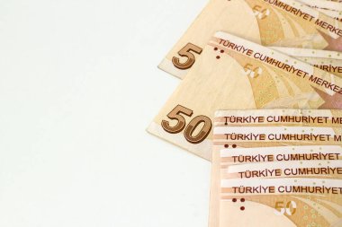 Kopya alanlı beyaz yüzeye Türk 50 lira banknotları. Üst ve yarım görünüm