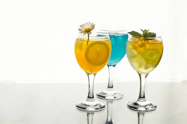 Tres Vasos Bebidas Aromáticas Frías Mesa Vidrio Con Espacio Para — Foto de Stock