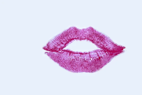 Pinkfarbener Lippenaufdruck Auf Der Pastellfarbenen Oberfläche Mit Kopierraum Nahaufnahme Aufgenommen — Stockfoto