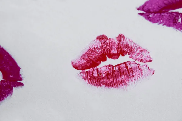 Lábios Vermelhos Beijam Impressão Superfície Clara Com Cópia Espaço — Fotografia de Stock