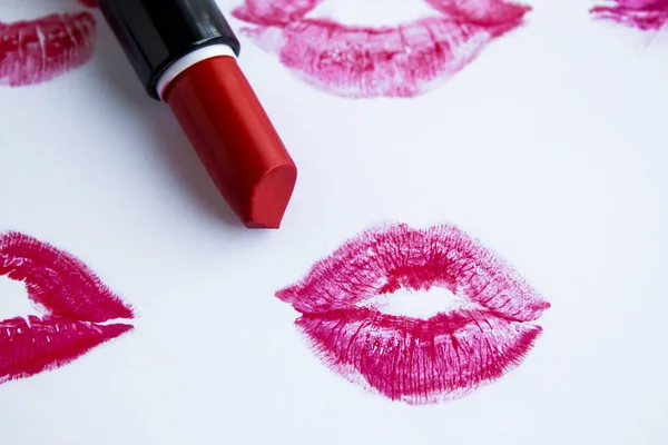 Lebendiger Roter Lippenstift Auf Weißer Oberfläche Mit Rosa Lippenstift Lippenstift — Stockfoto