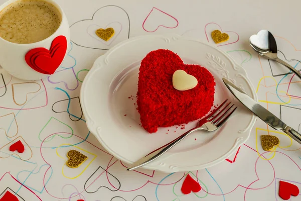 Яркий Красный Цвет Сердце Форме Сладкий Торт Белой Тарелке Столовыми — стоковое фото