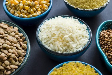 Siyah yüzeye seramik kâselerde pişmemiş kuru tahıl gevreği grubu.