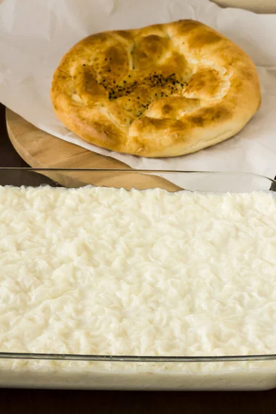 Tradizionale Ramadan Milky Dessert Turco Gullac Contenitore Vetro Tavolo Legno — Foto Stock