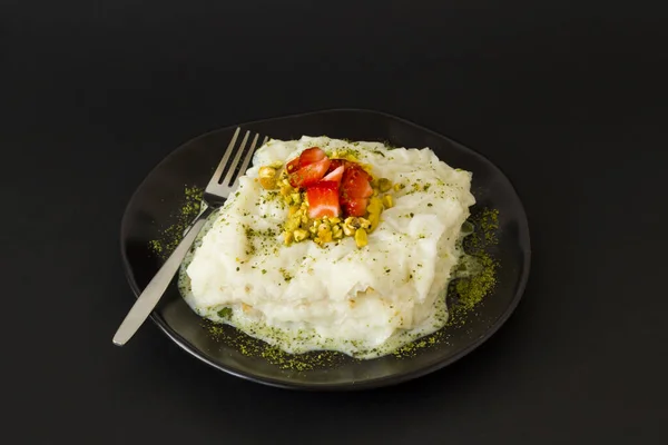 Tradizionale Ramadan Dessert Gullac Turco Piatto Nero Decorato Con Fragole — Foto Stock