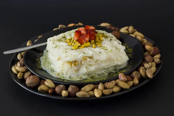 Traditionell Turkisk Ramadan Dessert Gullac Svart Tallrik Dekorerad Med Hackade — Stockfoto