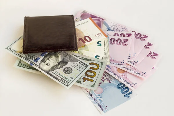 Turkin Liira Dollarit Eurot Nahkalompakossa Valkoisella Pinnalla — kuvapankkivalokuva