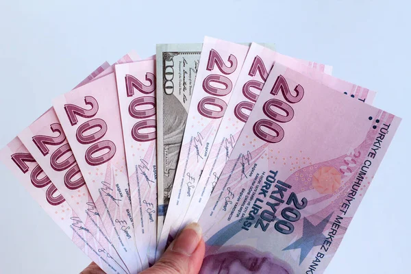 Yhdellä Kädellä Tuhat Neljäsataa Turkin Liiraa Vain Sata Amerikan Dollaria — kuvapankkivalokuva