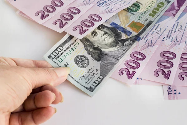 Käsi Vetää Ulos Yhdysvaltain Dollarin Tuhat Neljäsataa Turkin Liras Valkoisella — kuvapankkivalokuva
