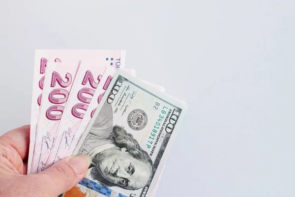 Hånd Holder 100 Dollar Tyrkisk 200 Dollarsedler Hvit Bakgrunn Med – stockfoto