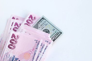Yüz Amerikan dolarına sahip iki yüz Türk banknotu ve beyaz arka planda kopyalama alanı.