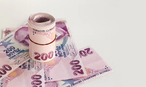 Tweehonderd Turkse Bankbiljetten Opgerold Papier Geld Wit Oppervlak Met Kopieerruimte — Stockfoto