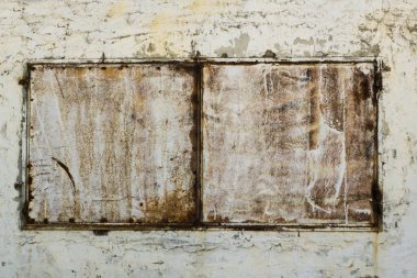 Kapalı pencere iki paslı ve eski demir levhadan yapılmış.