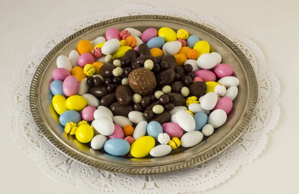 Tradycyjne Tureckie Kolorowe Migdałowe Cukierki Czekoladki Vintage Okrągłej Tacy — Zdjęcie stockowe