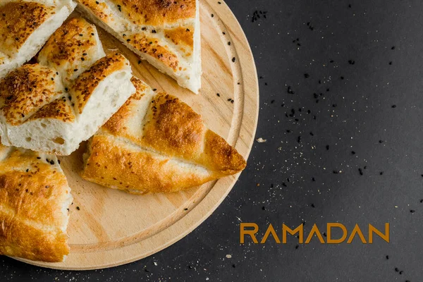 Perinteinen Turkkilainen Ramadan Leipä Viipaloitu Puinen Levy Ramadan Tekstiä Mustalla — kuvapankkivalokuva
