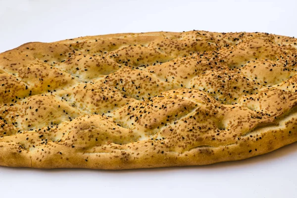 传统的土耳其斋月面包 用芝麻籽 黑黄瓜和鸡蛋烘焙而成 — 图库照片
